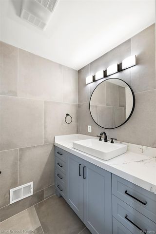7515 Hiddenbrook Lane, Bloomfield Charter Township, MI 48301