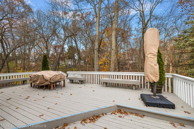 7515 Hiddenbrook Lane, Bloomfield Charter Township, MI 48301