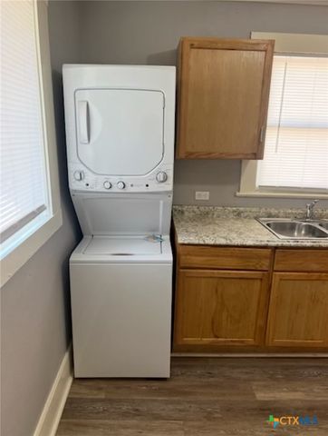 205 E Kingsbury Street, Seguin, TX 78155