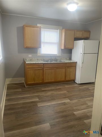 205 E Kingsbury Street, Seguin, TX 78155