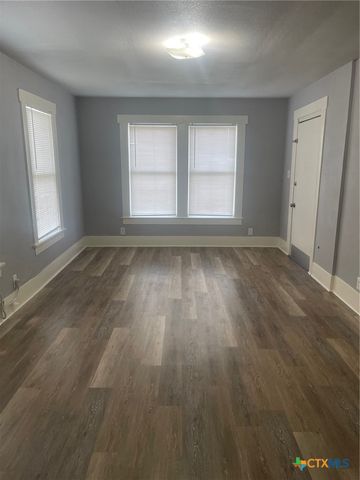 205 E Kingsbury Street, Seguin, TX 78155