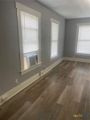 205 E Kingsbury Street, Seguin, TX 78155