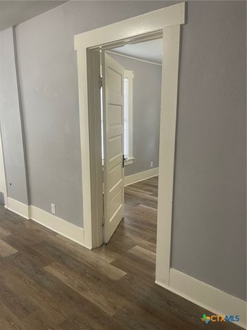 205 E Kingsbury Street, Seguin, TX 78155