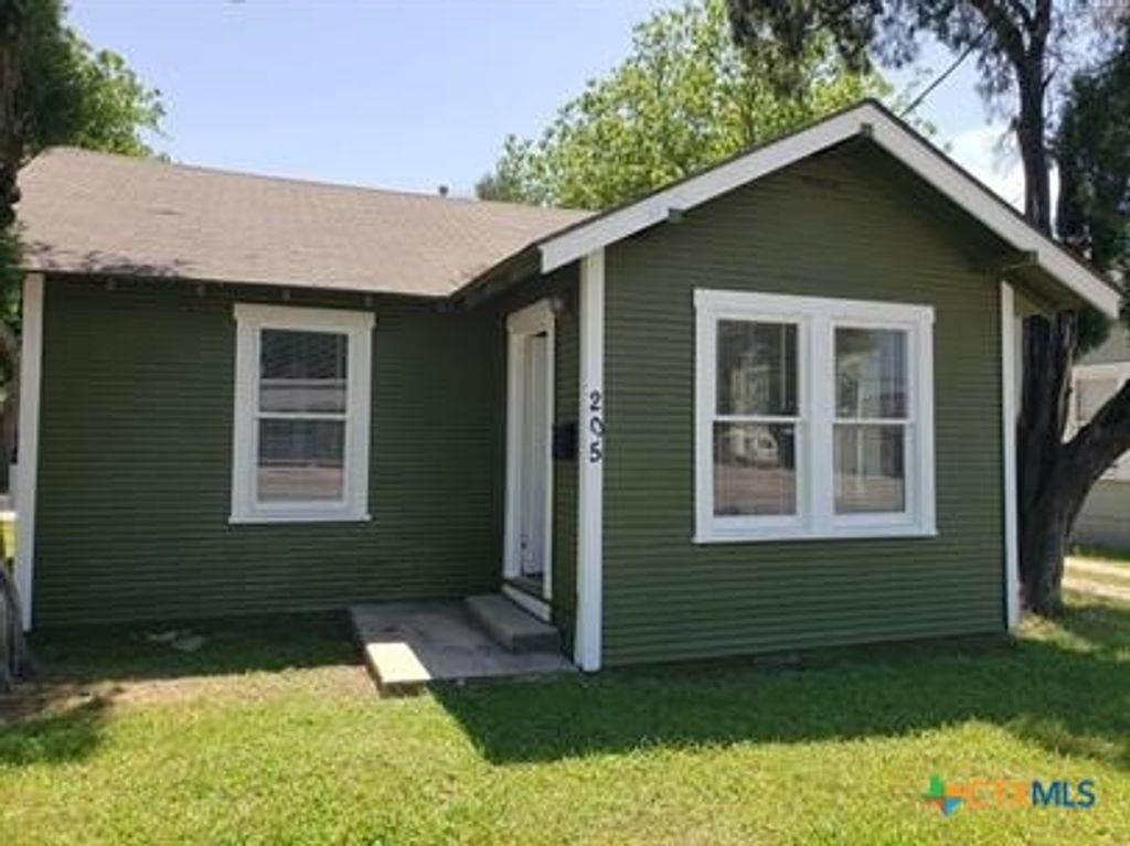 205 E Kingsbury Street, Seguin, TX 78155