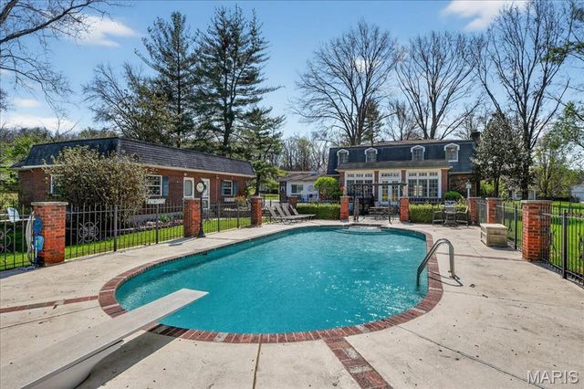 12949 Baalbek Drive, Sunset Hills, MO 63127