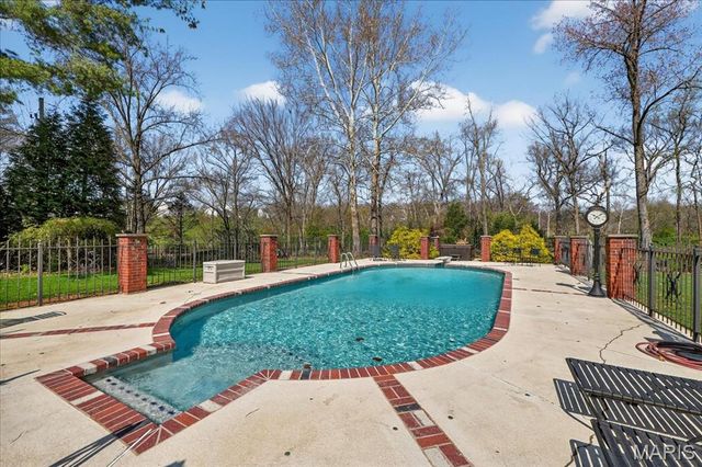 12949 Baalbek Drive, Sunset Hills, MO 63127