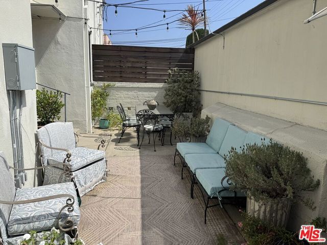 5717 W 2nd Street, Los Angeles, CA 90036