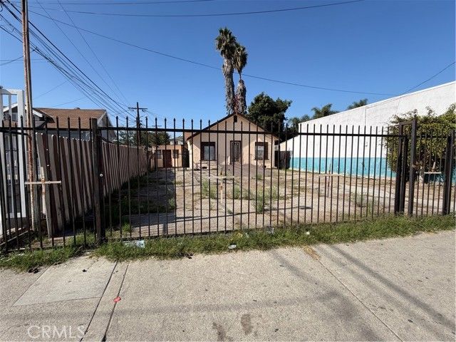 8411 S San Pedro, Los Angeles, CA 90003