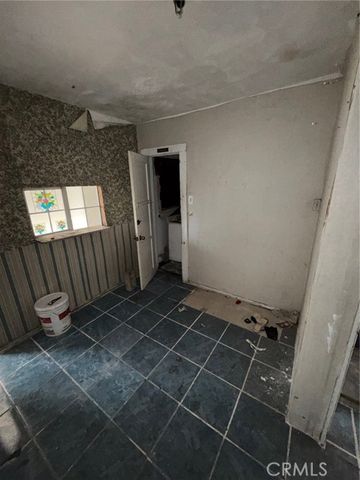 8411 S San Pedro, Los Angeles, CA 90003