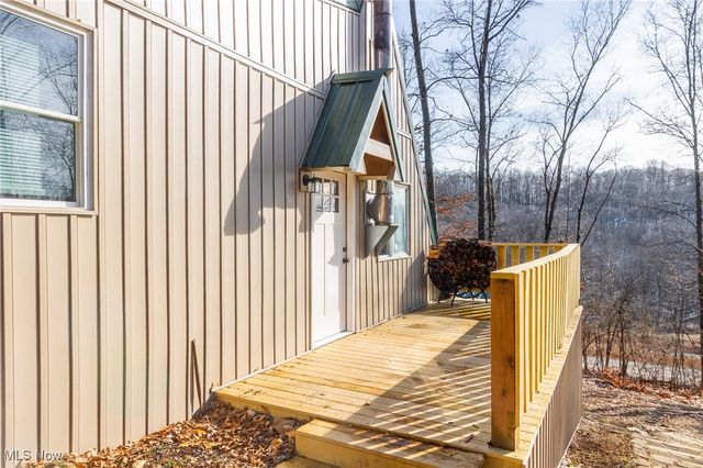 6257 Caddy Road SW, Bowerston, OH 44695