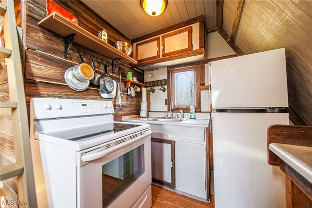 6257 Caddy Road SW, Bowerston, OH 44695