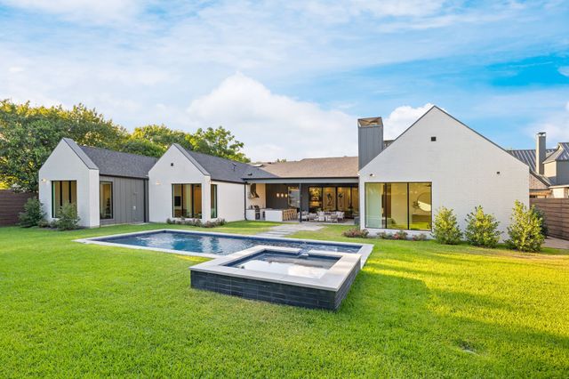 2930 N Sunbeck Circle, Farmers Branch, TX 75234