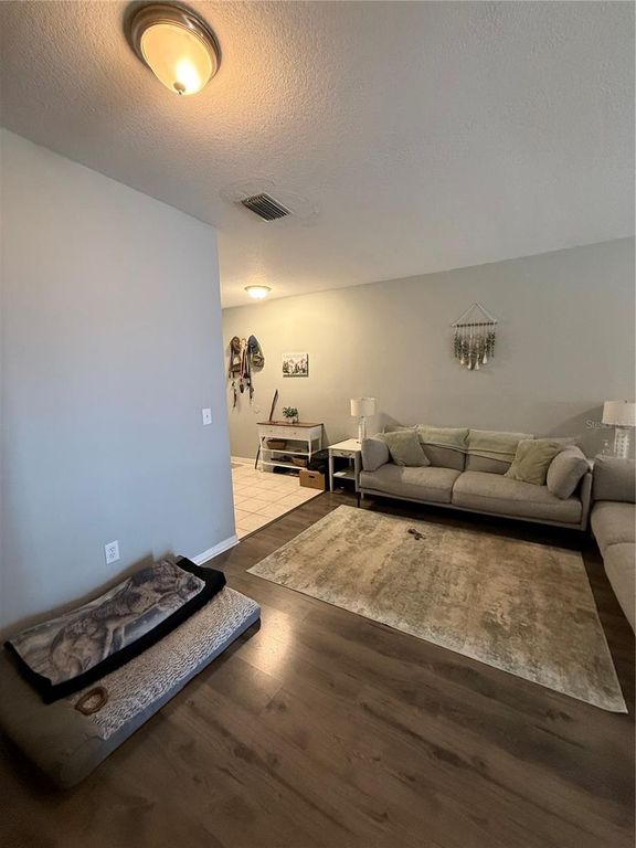 Image 8 of property listing at 10433 HERON LAKE DRIVE, Riverview, FL 33578