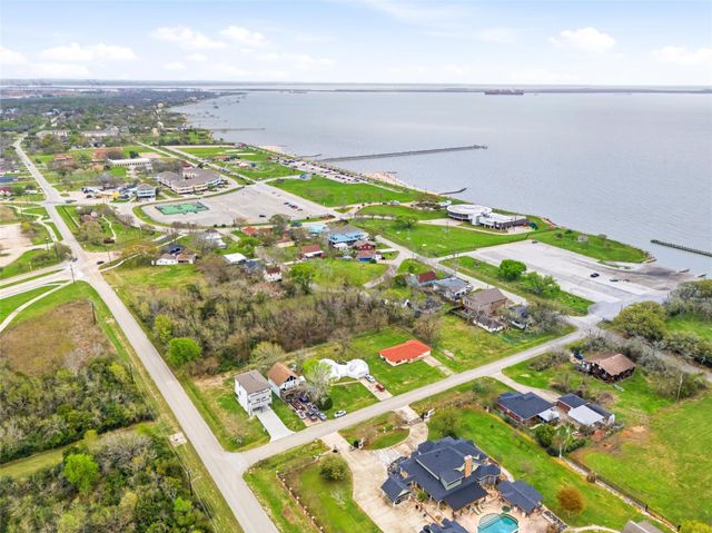 737 S Carroll Street, La Porte, TX 77571