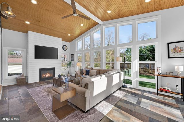 3105 OLIN DR, Falls Church, VA 22044