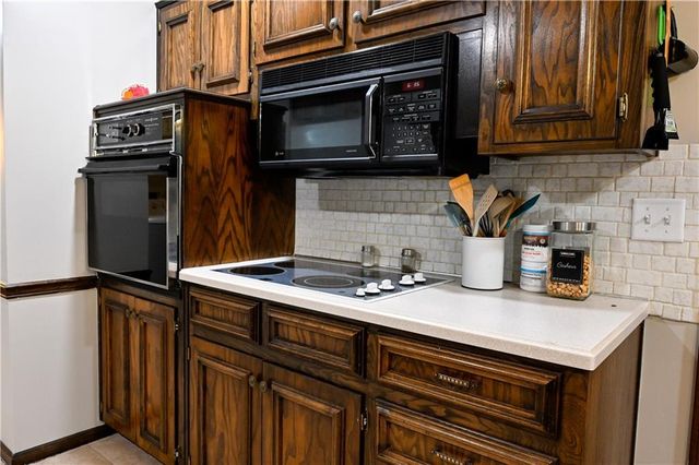 10634 W 102nd Terrace, Overland Park, KS 66214