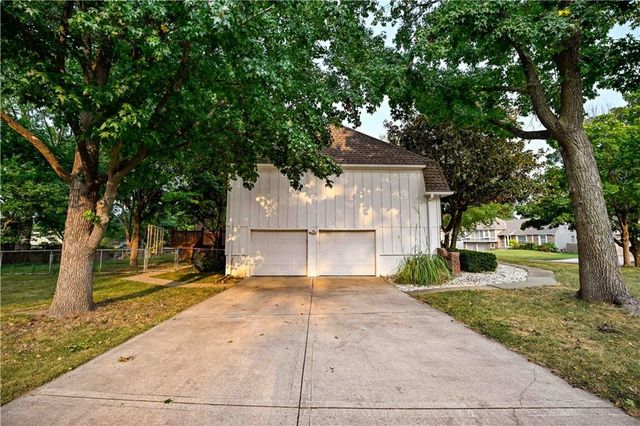 10634 W 102nd Terrace, Overland Park, KS 66214