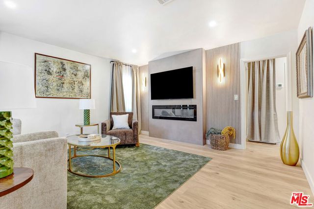5252 Canoga Avenue, Los Angeles, CA 91364