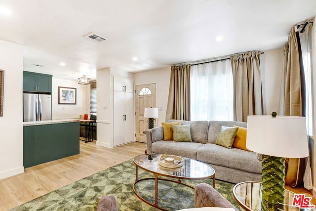 5252 Canoga Avenue, Los Angeles, CA 91364