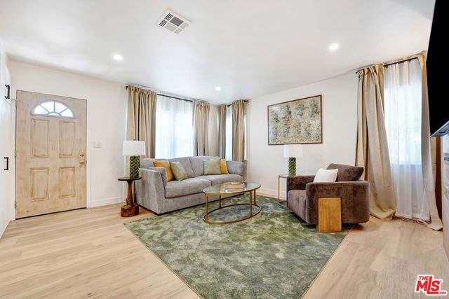 5252 Canoga Avenue, Los Angeles, CA 91364