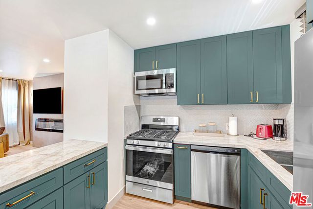 5252 Canoga Avenue, Los Angeles, CA 91364