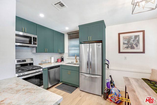 5252 Canoga Avenue, Los Angeles, CA 91364