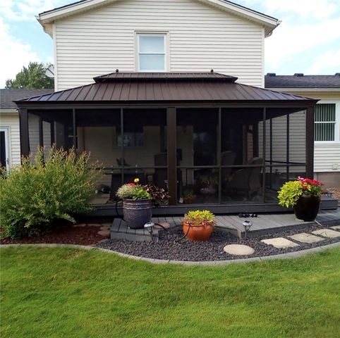 51 Flynnwood Drive, Greece, NY 14612