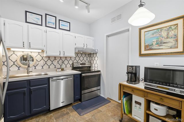 29325 Laurel Drive, Farmington Hills, MI 48331