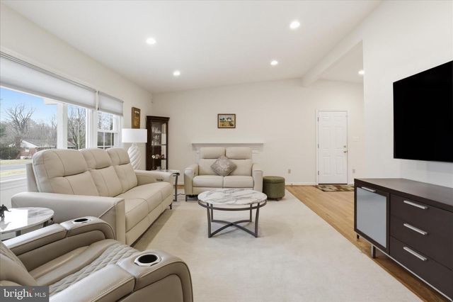 10009 FAIROAKS RD, Vienna, VA 22181