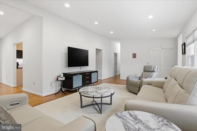 10009 FAIROAKS RD, Vienna, VA 22181