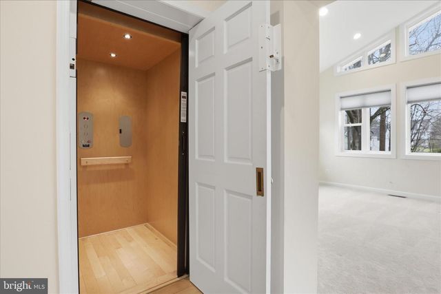 10009 FAIROAKS RD, Vienna, VA 22181