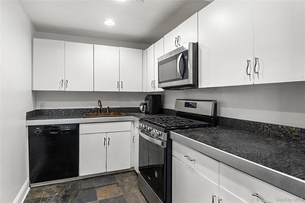 23 Water Grant Street 8E, Yonkers, NY 10701