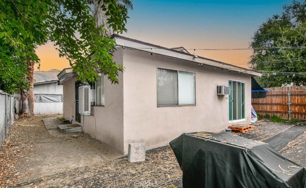 Image 9 of property listing at 27271 Pacific St, Highland, CA 92346