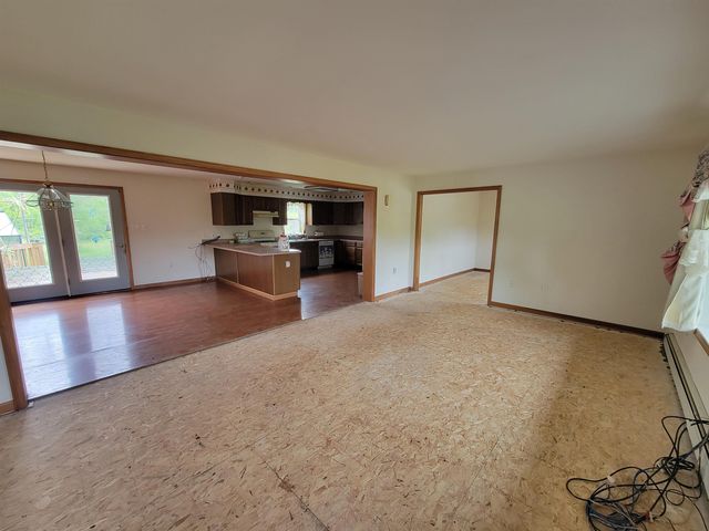 42 Chester Road, Raymond, NH 03077
