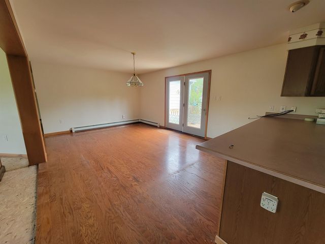 42 Chester Road, Raymond, NH 03077