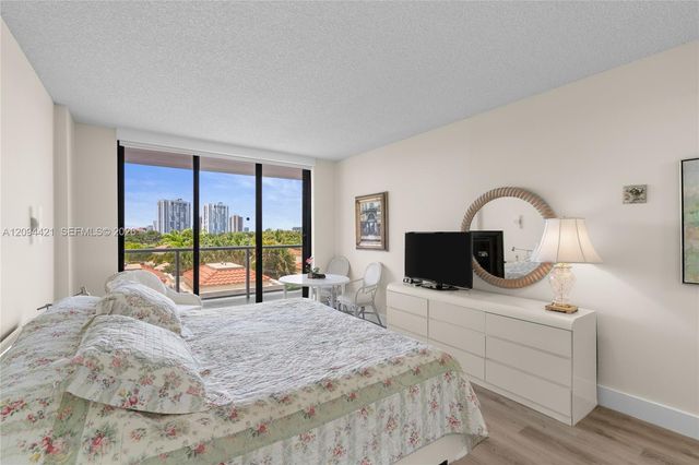 20281 E Country Club Drive 403, Aventura, FL 33180
