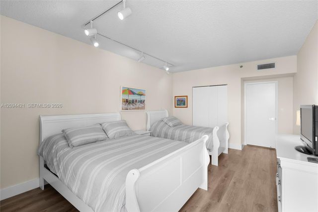 20281 E Country Club Drive 403, Aventura, FL 33180