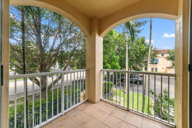 160 Jacaranda Country Club Dr 201, Plantation, FL 33324