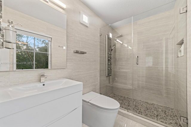 160 Jacaranda Country Club Dr 201, Plantation, FL 33324