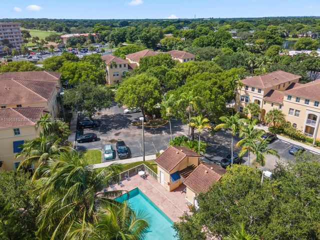 160 Jacaranda Country Club Dr 201, Plantation, FL 33324