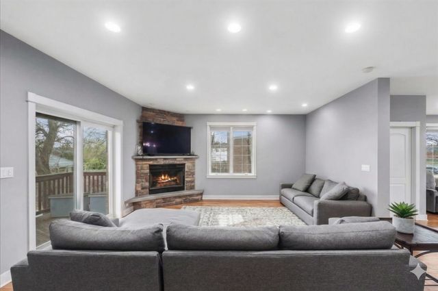 4549 E LARCH Avenue, Glenview, IL 60025