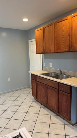 21144 Pinecrest Street, Taylor, MI 48180