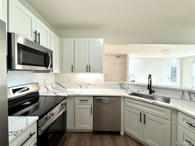 18107 Chesapeake Circle, Commerce Charter Township, MI 48390