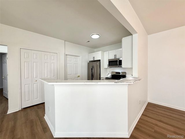 18107 Chesapeake Circle, Commerce Charter Township, MI 48390