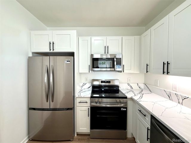 18107 Chesapeake Circle, Commerce Charter Township, MI 48390