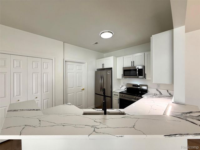 18107 Chesapeake Circle, Commerce Charter Township, MI 48390
