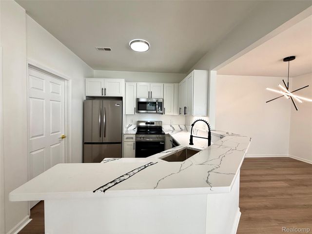 18107 Chesapeake Circle, Commerce Charter Township, MI 48390