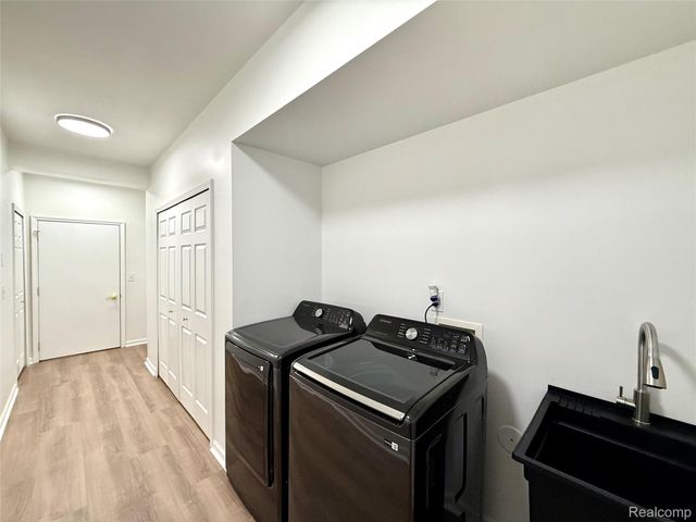 18107 Chesapeake Circle, Commerce Charter Township, MI 48390
