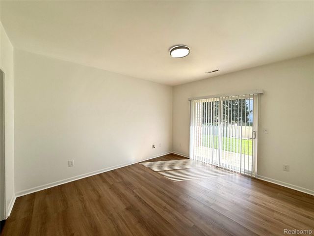 18107 Chesapeake Circle, Commerce Charter Township, MI 48390