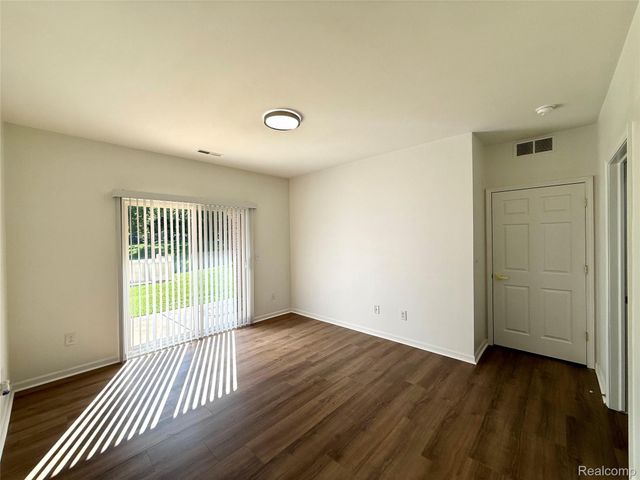18107 Chesapeake Circle, Commerce Charter Township, MI 48390